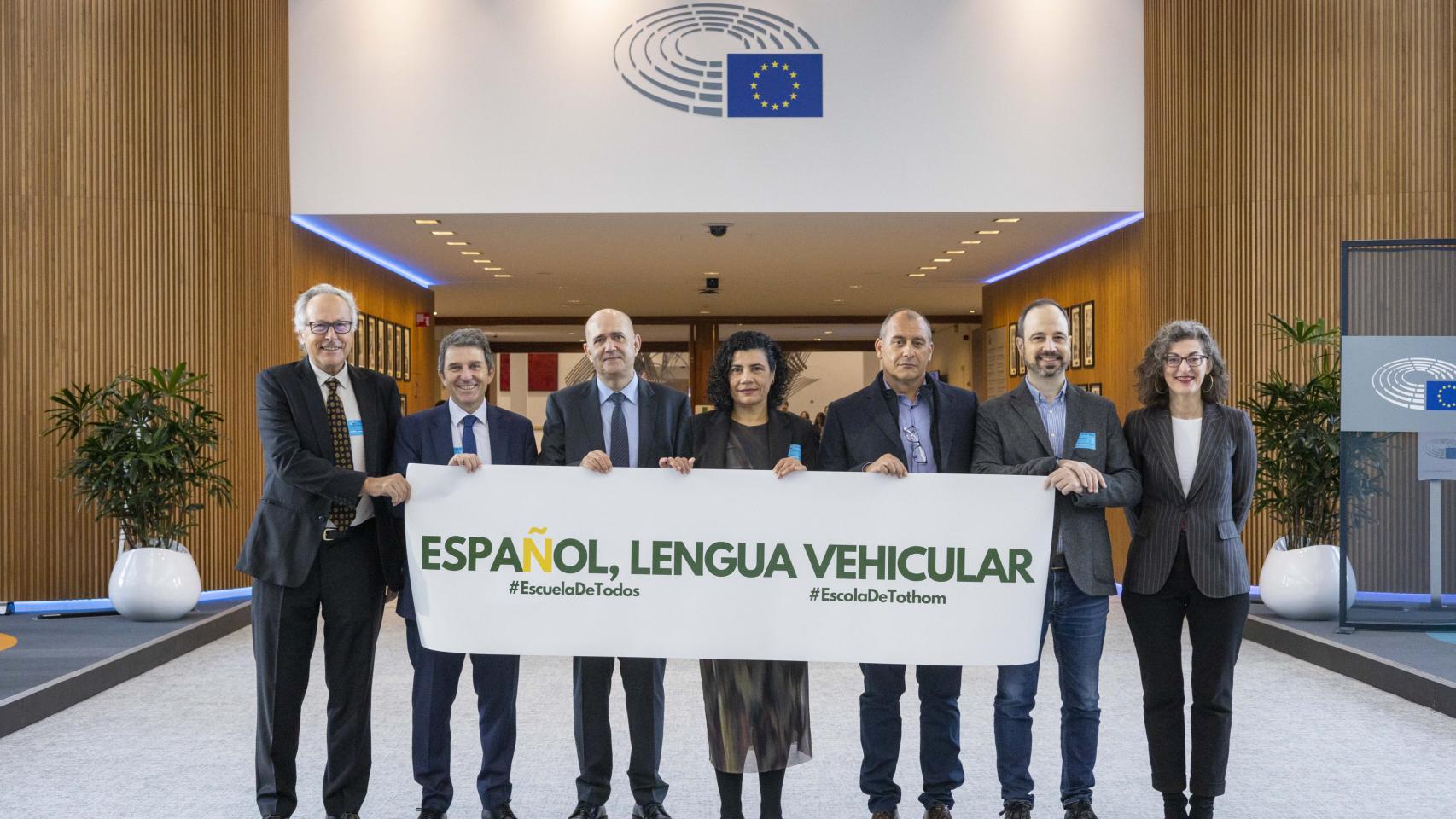 La eurodiputada de Cs, Maite Pagaza (a la derecha), junto a un grupo de representantes de defensa del español en Cataluña, Baleares, Navarra y Comunidad Valenciana.
