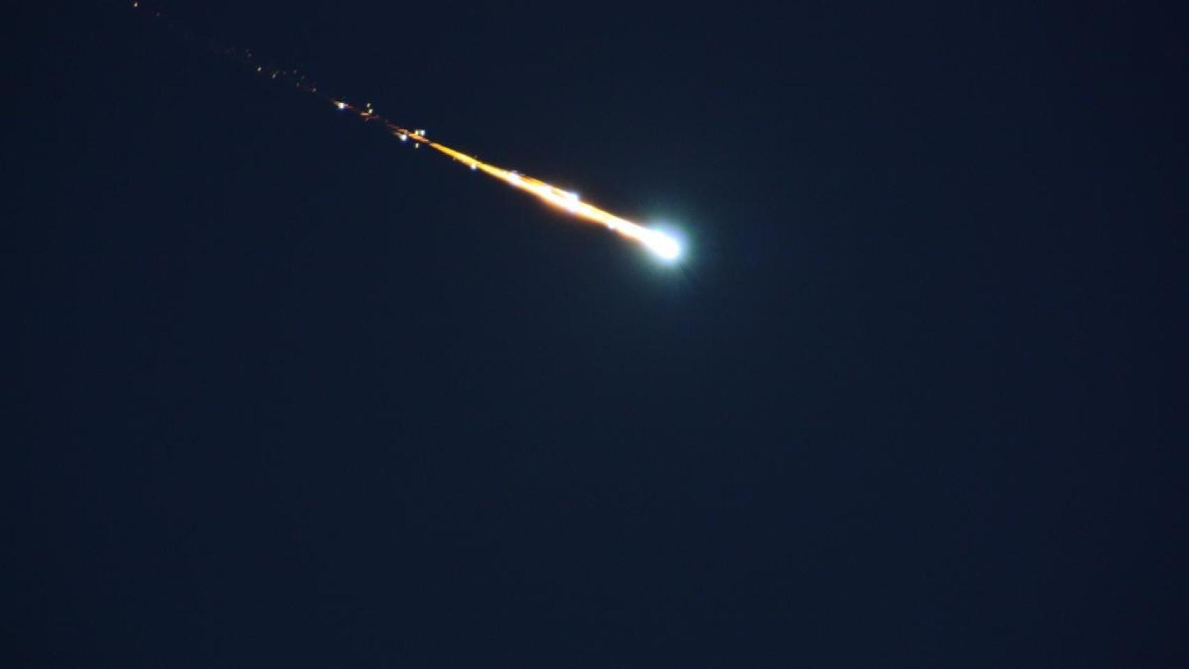Imagen de la bola de fuego que ha cruzado el cielo de Málaga.