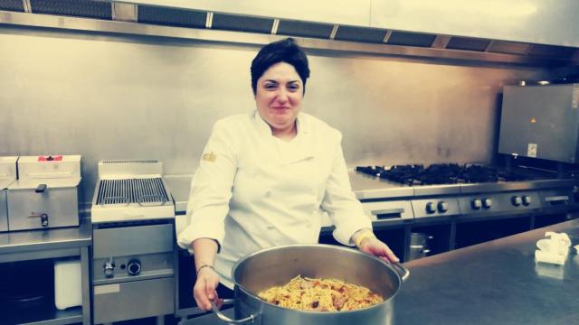 Nos adentramos en las cocinas del menú de cena más barato de España: 3 euros y comida casera