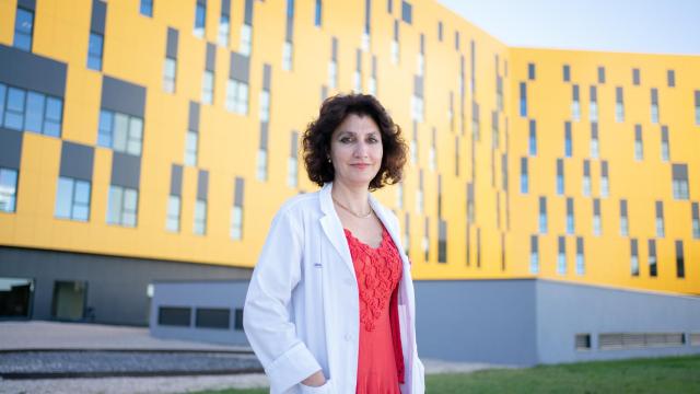 La doctora Cristina Romero, en la puerta del Hospital Universitario de Toledo.