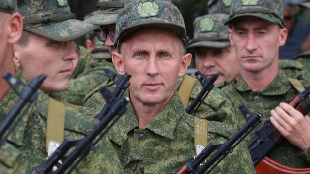 Militares rusos movilizados por Putin, en Sebastopol antes de partir hacia las bases militares en el frente.