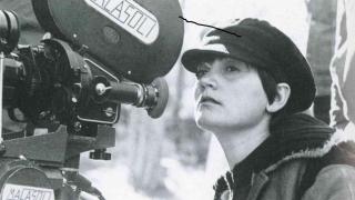 Pilar Miró, en uno de sus primeros rodajes. De 'Pilar Miró. Nadie me enseñó a vivir' (Plaza & Janés)