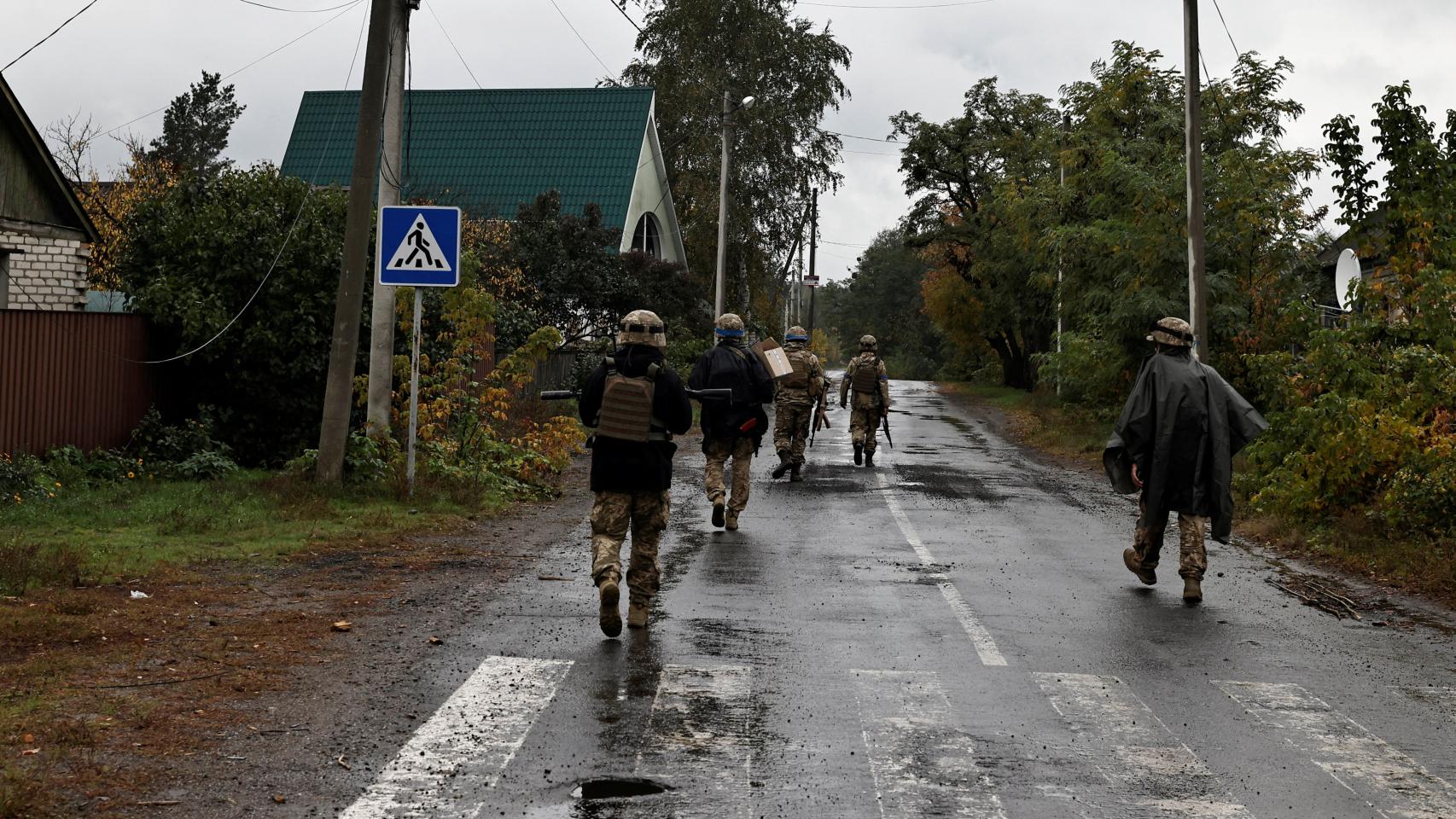Soldados ucranianos caminan sobre las calles mojadas de la ciudad de Yarova, en Donetsk.