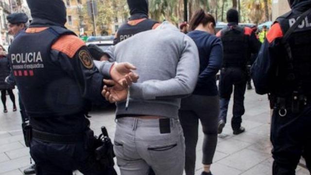 Los Mossos d'Esquadra realizan una detención en Barcelona.