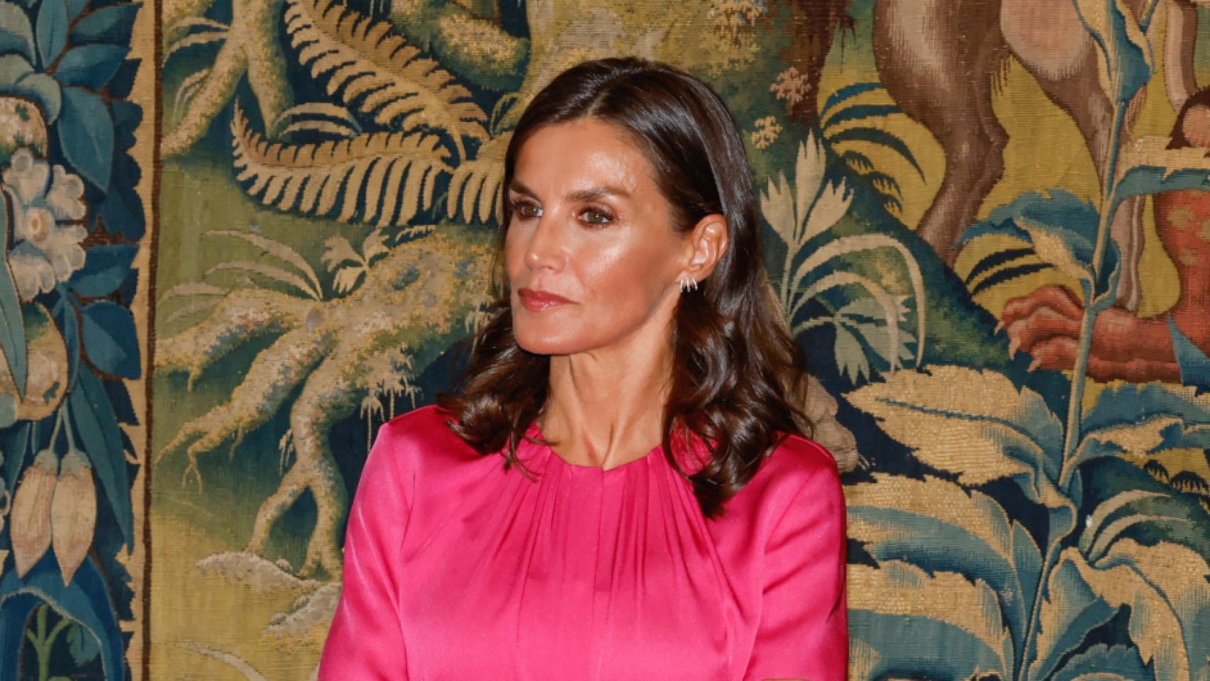Letizia ha escogido un 'look' en un llamativo rosa.