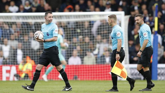 Los colegiados encaran el túnel de vestuarios tras suspender el partido