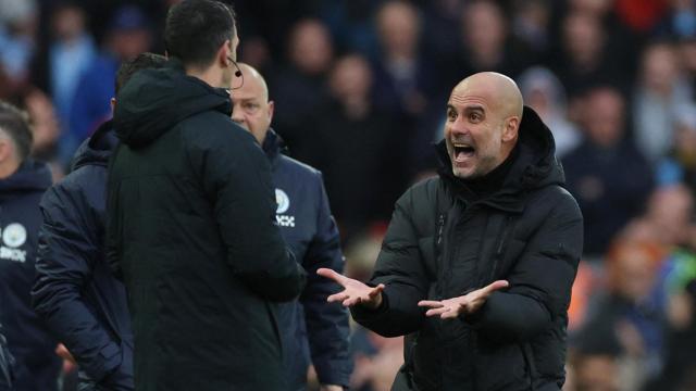 Pep Guardiola pierde los papeles en una protesta contra el cuarto árbitro en un Liverpool - Manchester City
