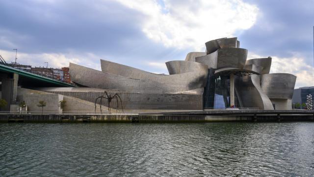 Vista del Museo Guggenheim Bilbao desde el otro lado de la ría.
