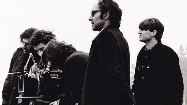 El director Jean-Luc Godard (en el centro, con gafas), en uno de sus rodajes. Del libro 'Jean-Luc Godard. 60 años insumiso'