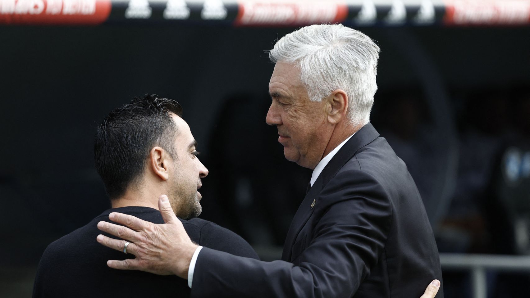Xavi Hernández y Carlo Ancelotti se saludan antes de El Clásico en el Santiago Bernabéu