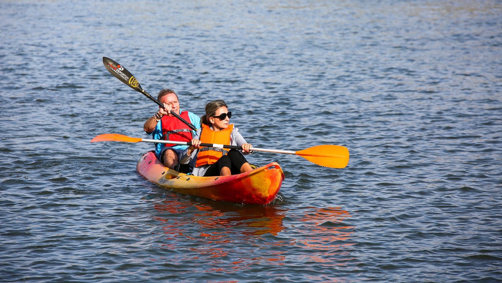 Milagros Tolón, alcaldesa de Toledo, en una piragua surcando las aguas del río Tajo.