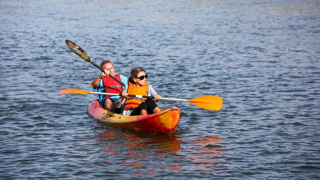 Milagros Tolón, alcaldesa de Toledo, en una piragua surcando las aguas del río Tajo.