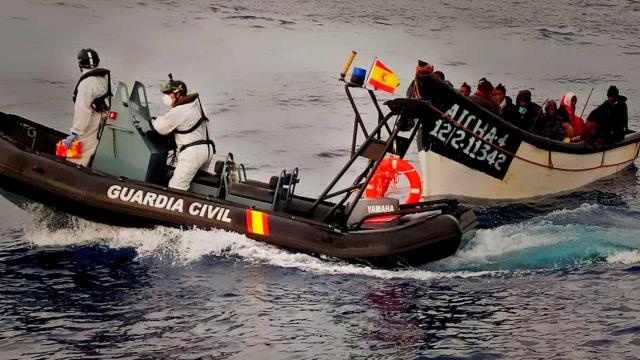 Una patera es abordada por una patrullera de la Guardia Civil en aguas próximas a Tenerife.