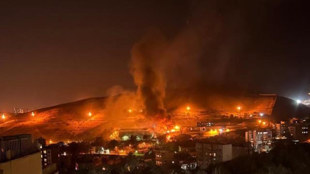 La cárcel de Evin, en Teherán, durante el incendio de este sábado.