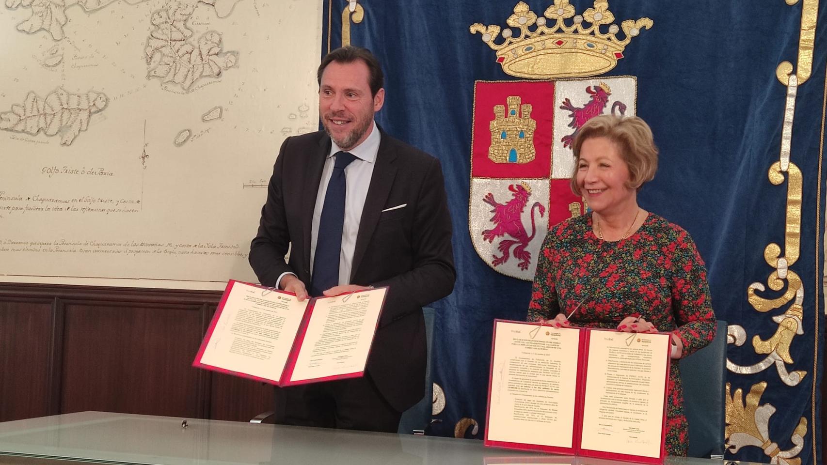 El presidente de la Junta de Castilla y León, Alfonso Fernández Mañueco; el alcalde de Valladolid, Óscar Puente, y la empresa InoBat, firman un protocolo y una declaración de intenciones respectivamente