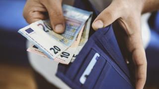 Los 5 trucos de la OCU para ahorrar hasta 40 euros en la factura de la luz.