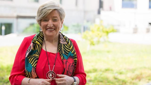 La doctora Anna Lluch lleva más de 40 años tratando a pacientes con cáncer de mama.