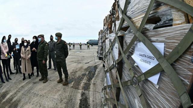La ministra supervisa uno de los envíos a Ucrania.
