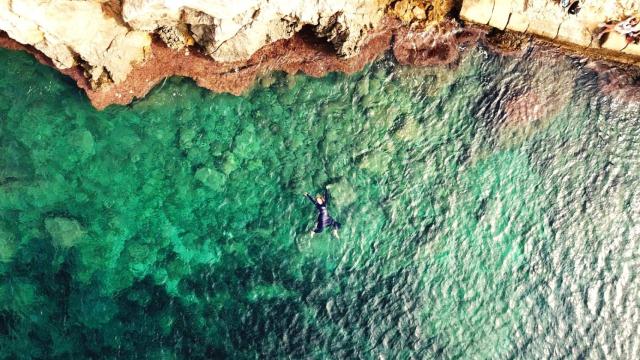 La bailarina Asun Noales a vista de dron en Tabarca para la película de 'Airaferma'.
