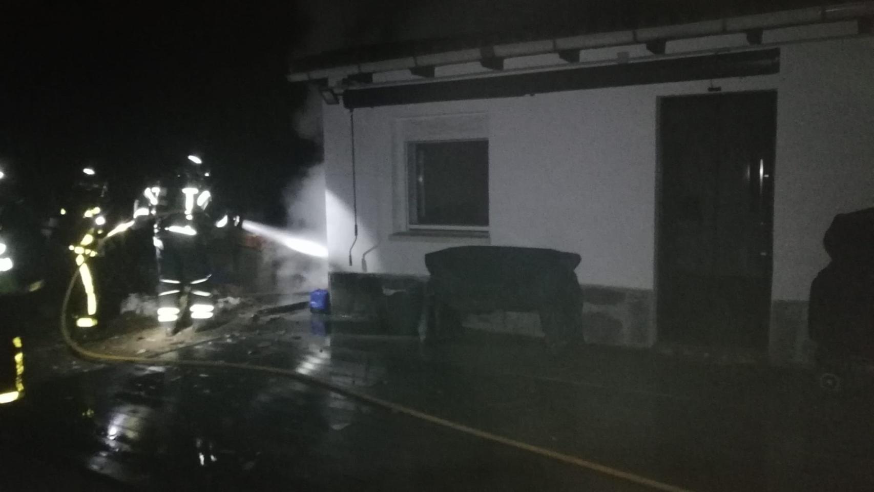 Los Bomberos de la Diputación de Valladolid extinguen un fuego en Simancas