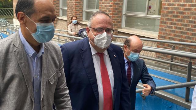 El consejero de Sanidad, Alejandro Vázquez, acudiendo a ponerse la vacuna contra la gripe