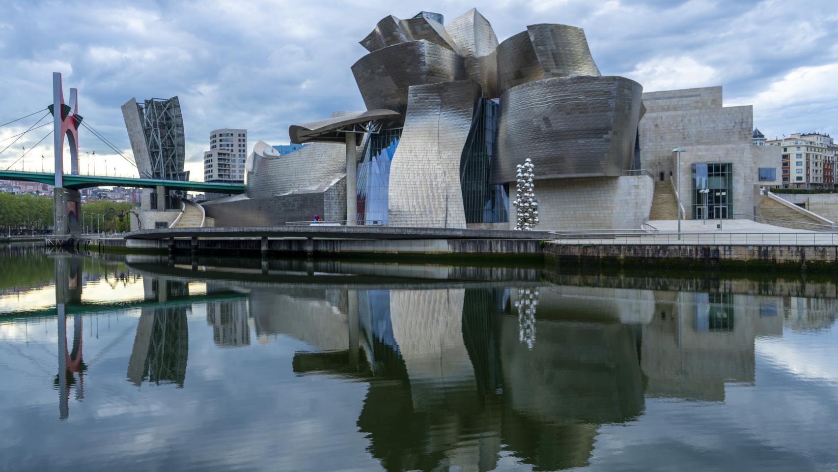 Vista del Museo Guggenheim desde el otro lado de la ría.