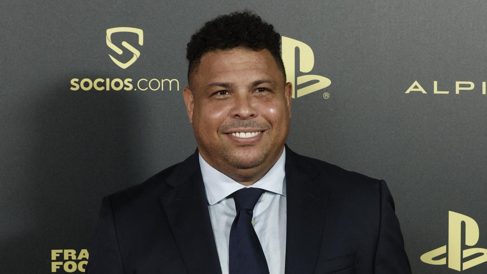 Ronaldo Nazario posa en la gala del Balón de Oro.