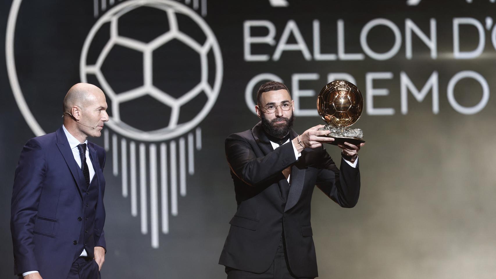 Karim Benzema, con el Balón de Oro 2022