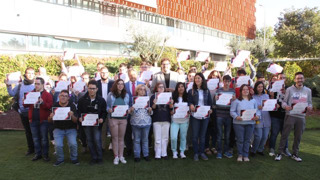 Los alumnos de Futurempleo con sus diplomas acreditativos.