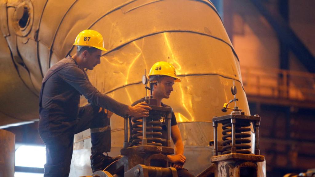 Operarios trabajando en una fábrica