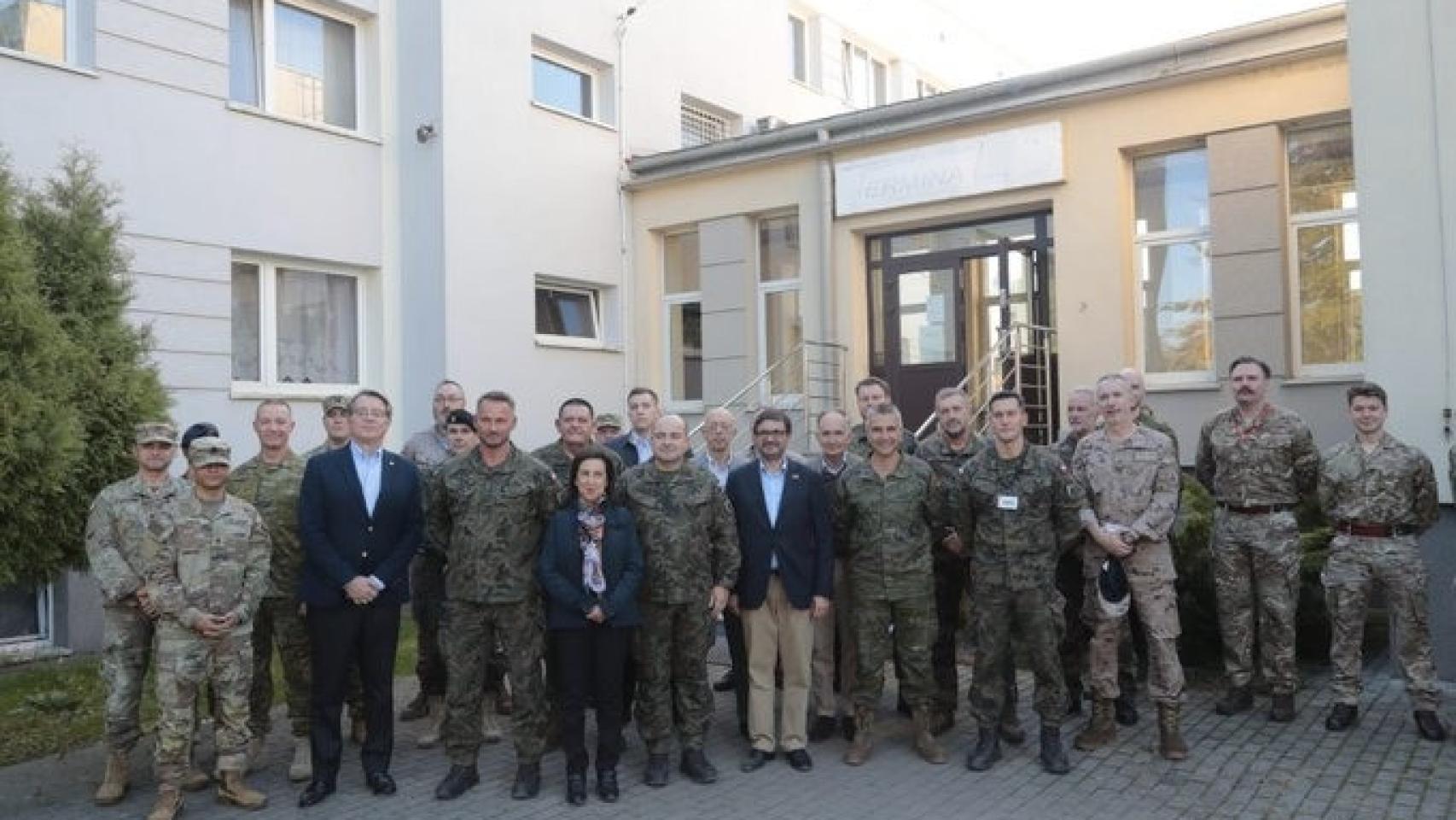La ministra Robles, este lunes en el centro logístico de Polonia desde donde parte la ayuda a Ucrania.