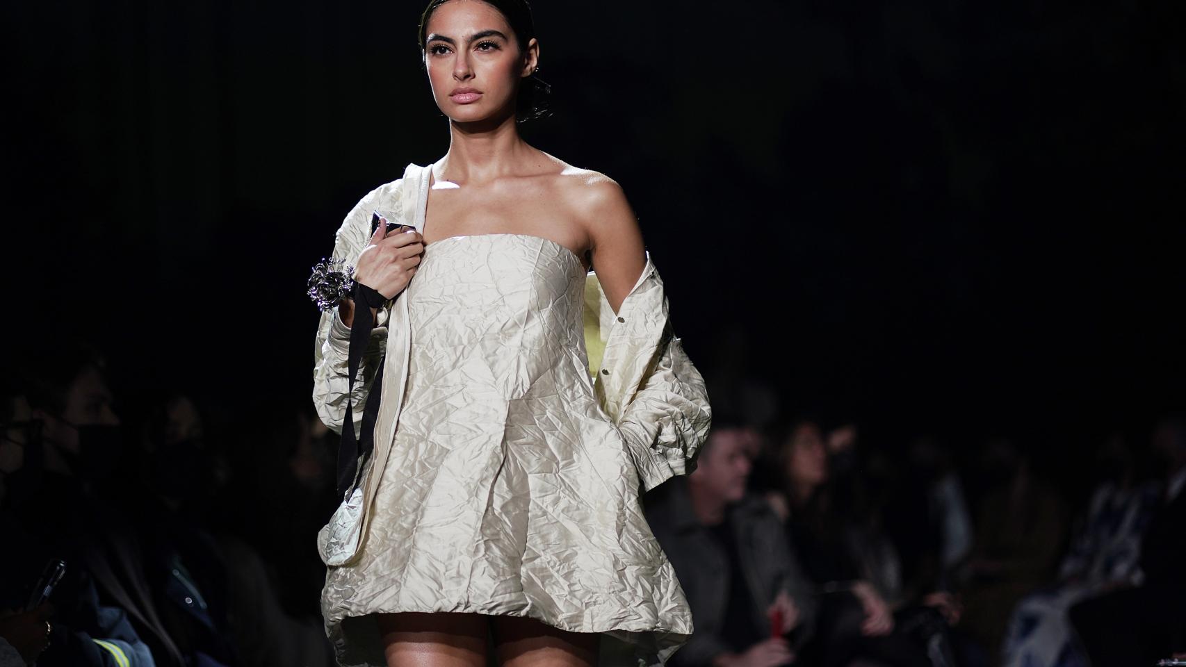 Desfile otoño-invierno 2022-2023 de Brandon Maxwell.