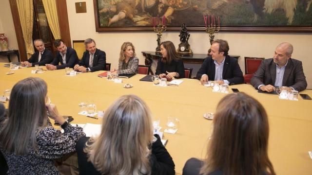 Encuentro de la alcaldesa de A Coruña con la ministra de Transportes.