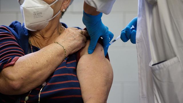 Un enfermero vacuna a una mujer contra Covid-19.