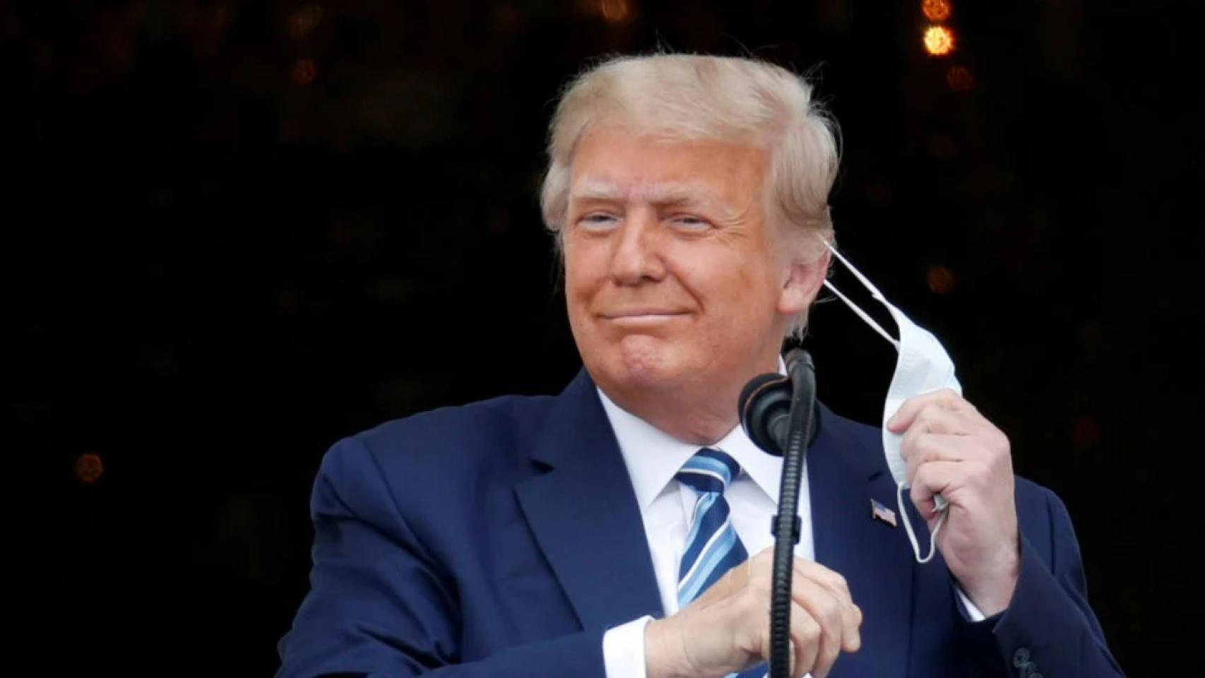 Donald Trump, en noviembre de 2020, se quita la mascarilla.
