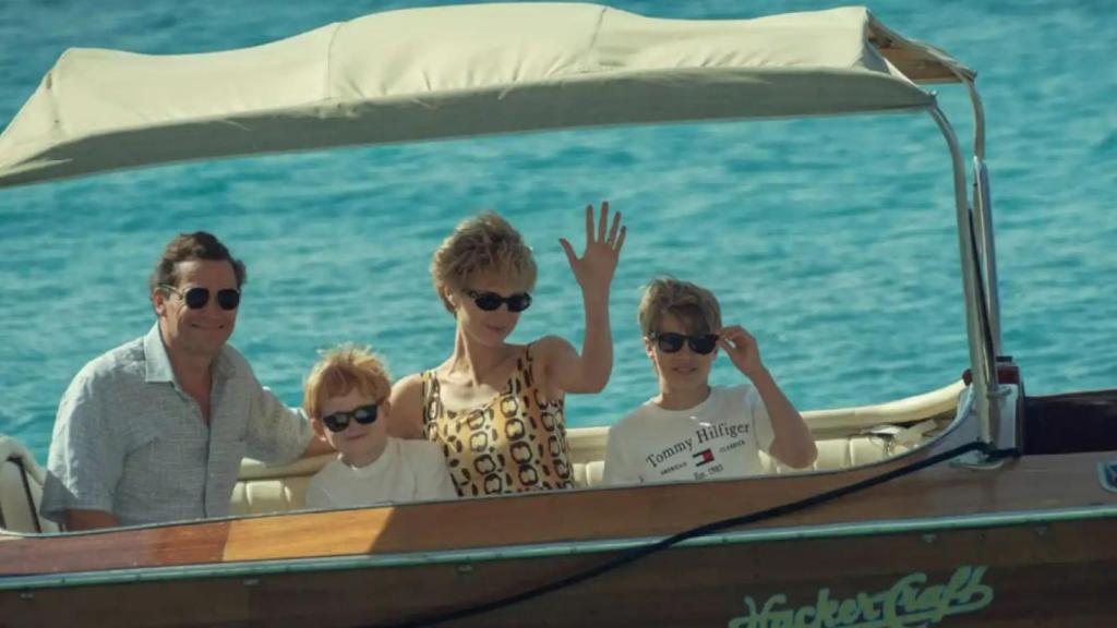 Elizabeth Debicki junto a Dominic West como el príncipe Carlos.