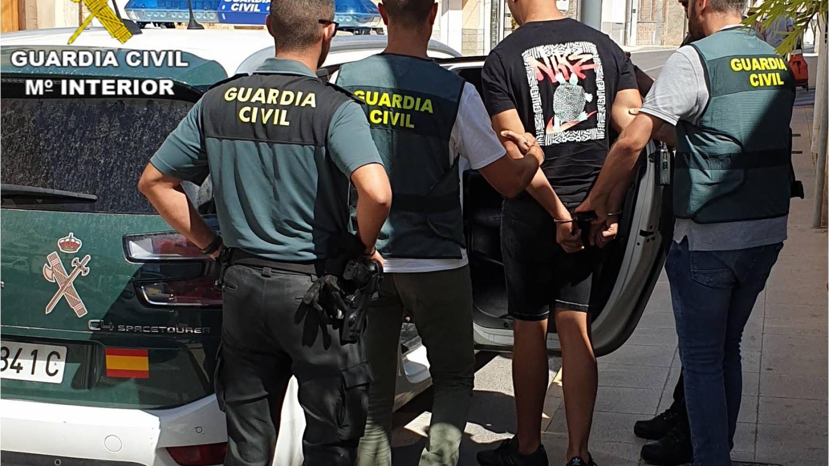 Imagen de la detención de uno de los implicados.