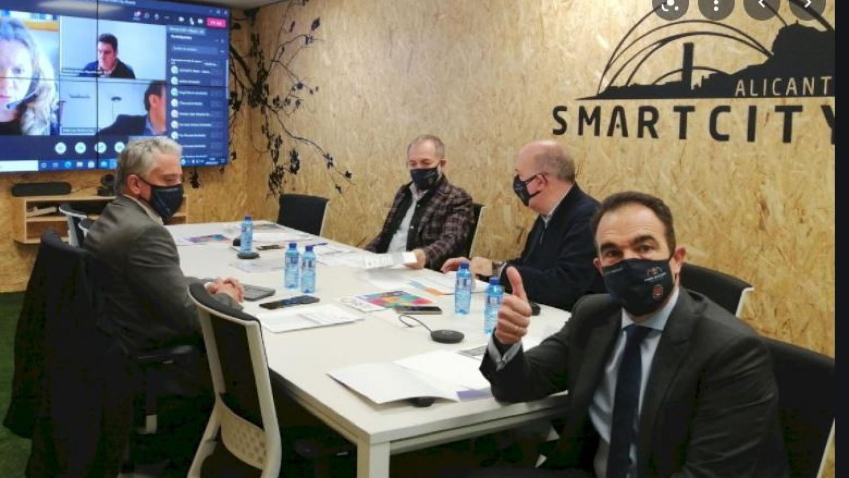 El concejal Antonio Peral, en una reunión de 'Alicante Smat City'.