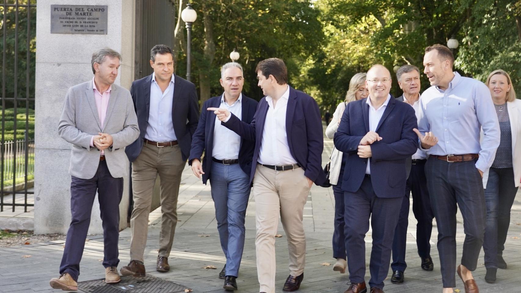 Mañueco junto a la cúpula del partido durante un paseo por Valladolid