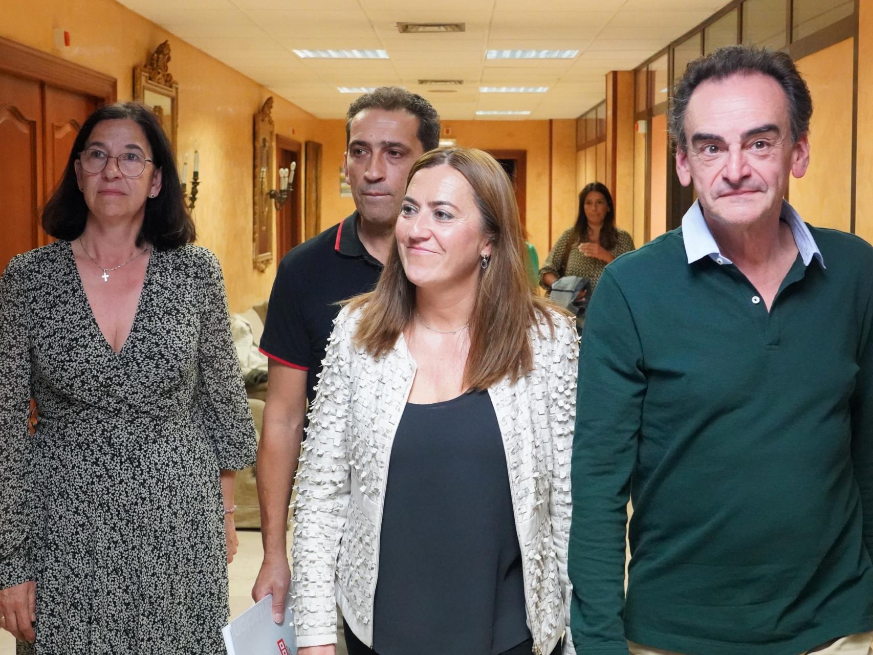 La delegada del Gobierno, Virginia Barcones, con los representantes de CCOO y UGT, este martes.