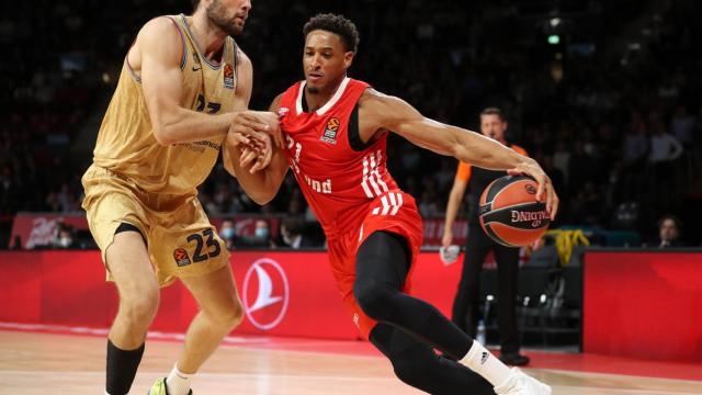Mike Tobey defiende una jugada ante el Bayern de Múnich