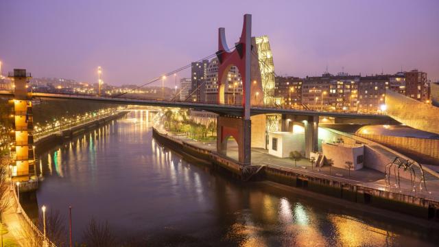 Vista de la ría con intervención en el puente de Daniel Buren con el Guggenheim Bilbao a la derecha