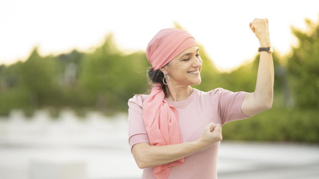 Una mujer simboliza la lucha contra el cáncer de mama