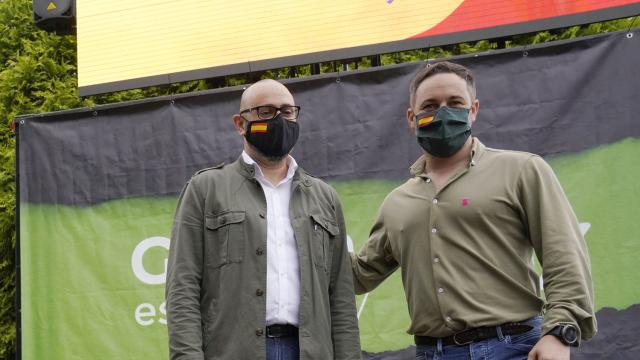 El candidato de Vox en Galicia, junto a Santiago Abascal en la campaña de las últimas elecciones autonómicas en 2020.