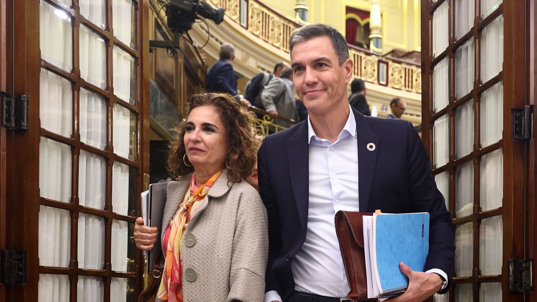María Jesús Montero, ministra de Hacienda y Función Pública, y Pedro Sánchez. presidente del Gobierno, en el Congreso.