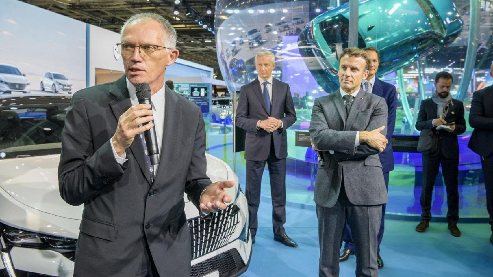 Carlos Tavares, CEO de Stellantis, junto a Emmanuel Macron, en el Salón de París de 2022.