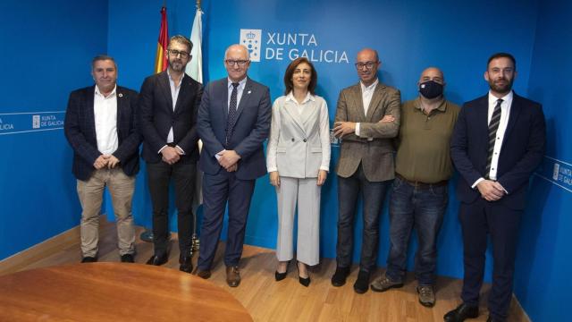 La conselleira de Medio Ambiente, Territorio e Vivenda, Ángeles Vázquez, con los alcaldes de Ares, Cabana de Bergantiños, Noia, Ribeira y Porto do Son