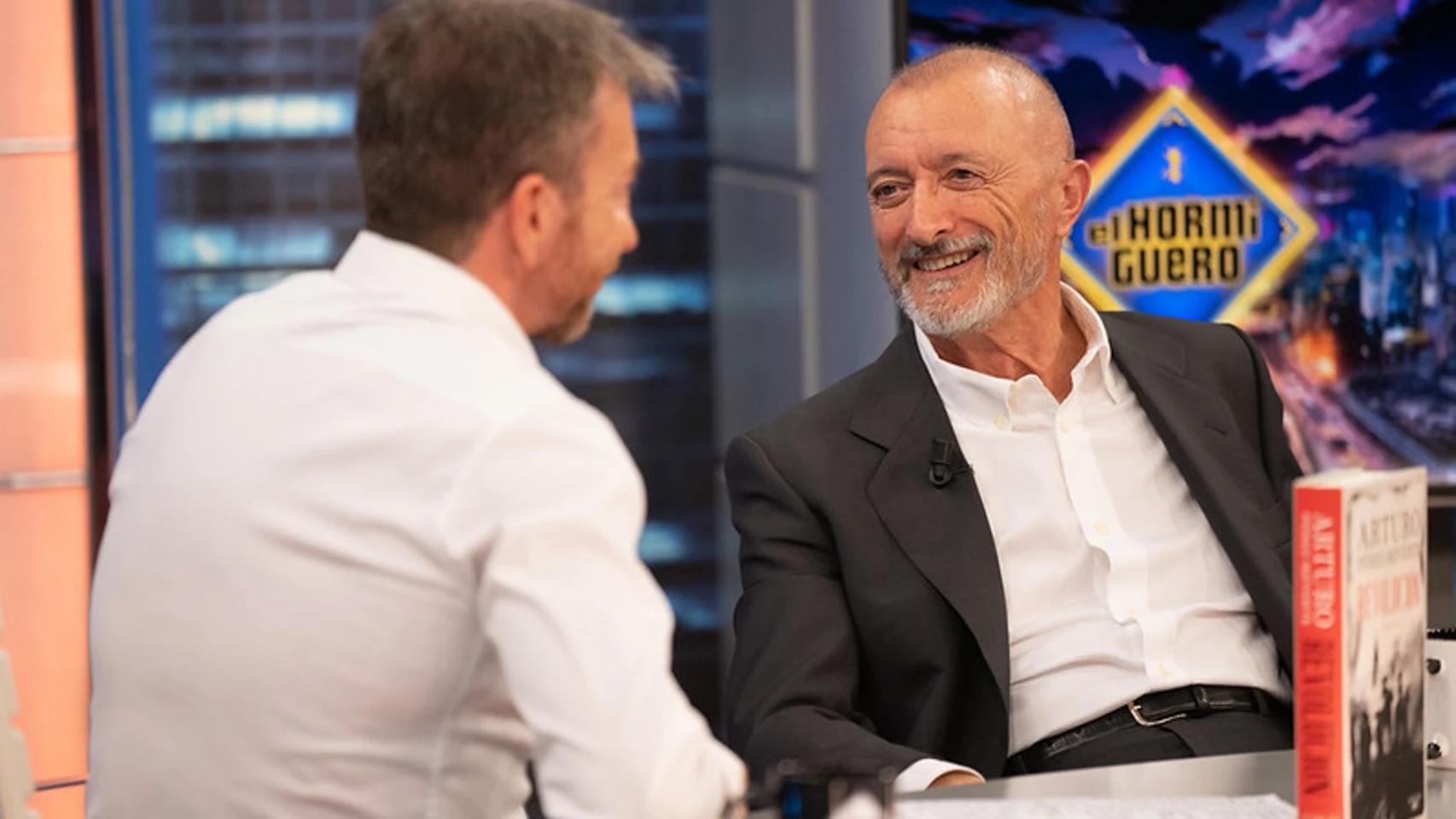 Pablo Motos y Arturro Pérez-Reverte en ‘El Hormiguero’