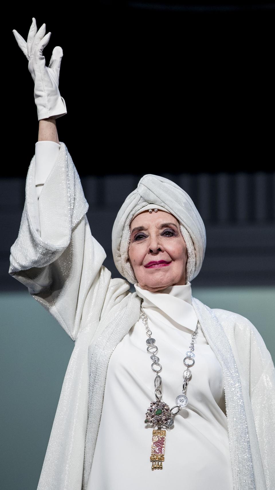 Concha Velasco sobre las tablas del escenario durante la función 'El Funeral', en octubre de 2018.