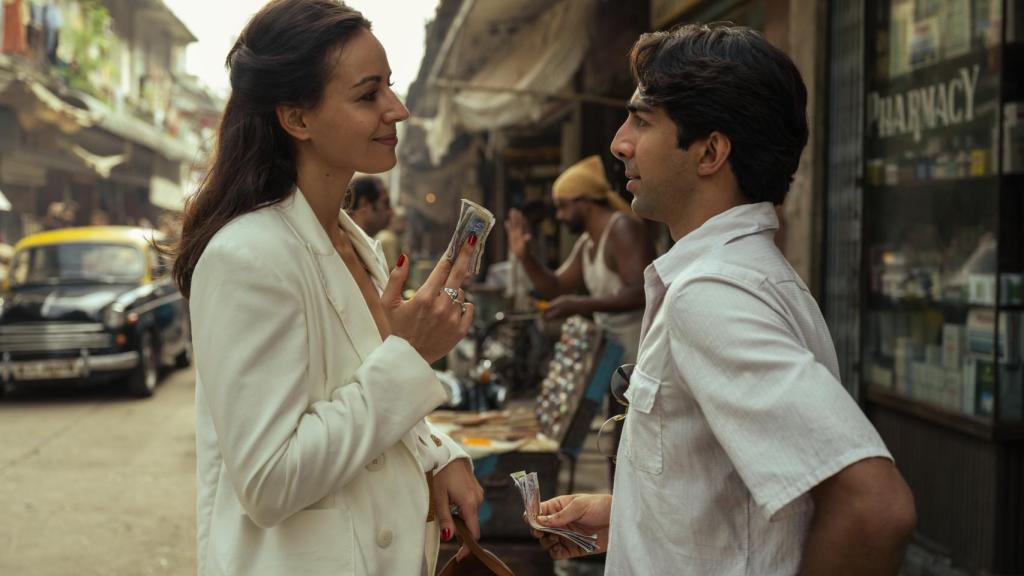 Antonia Desplat y Shubham Saraf en 'Shantaram'.